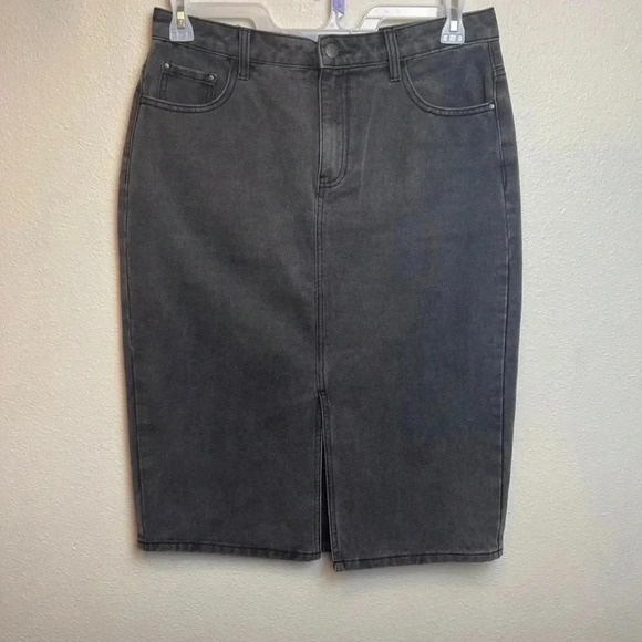 JDY black wash denim pencil skirt with split in front.
Size: 42 woman’s size 7 - Picture 3 of 12